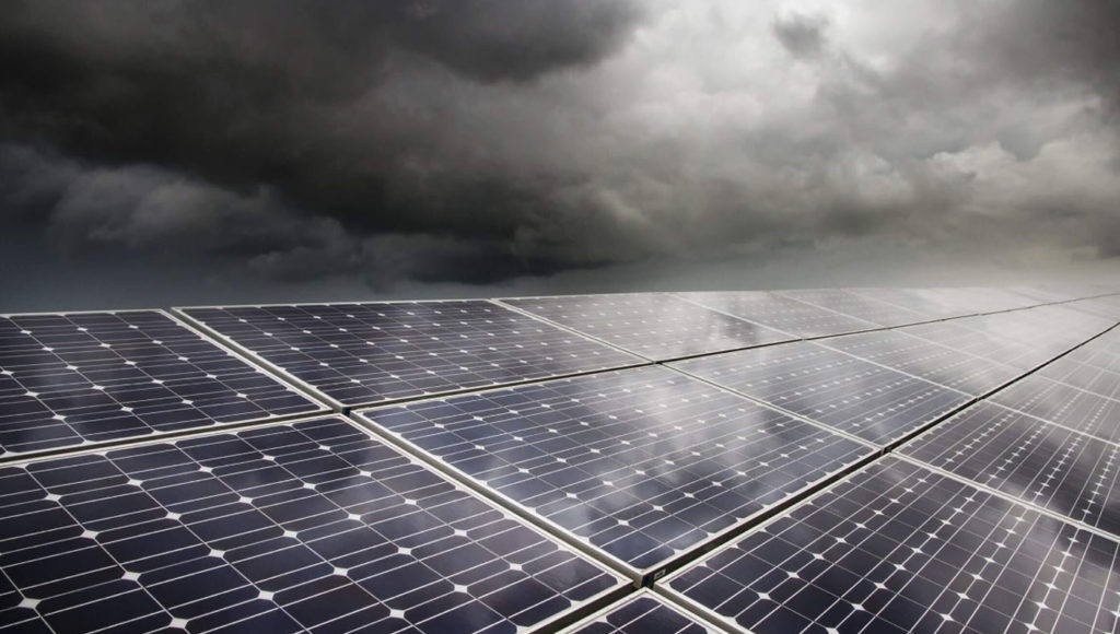 Eficiência de um painel solar em dias nublados e chuvosos